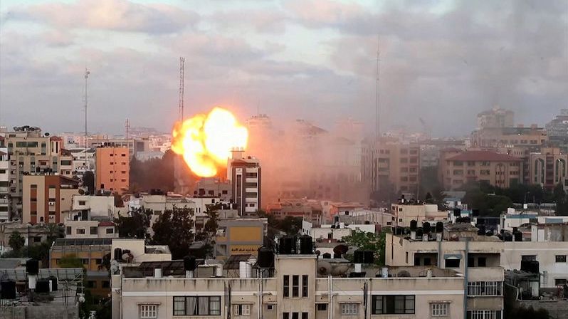 Intenzivní nálety na Gazu pokračují, vzniká humanitární krize